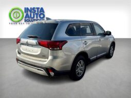 
										2020 Mitsubishi Outlander ES full									