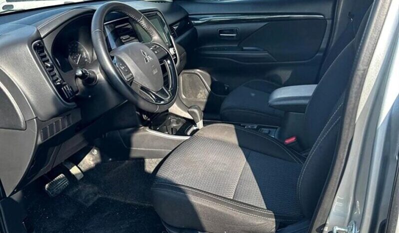 
								2020 Mitsubishi Outlander ES full									