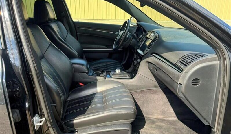 
								2018 Chrysler 300 Series S full									
