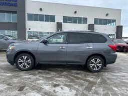 
										2017 Nissan Pathfinder SV full									