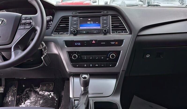 
								2016 Hyundai Sonata GL full									
