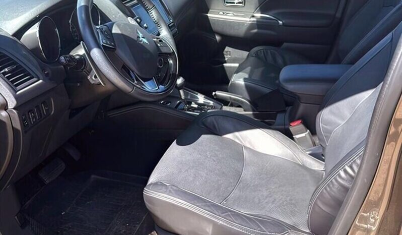 
								2019 Mitsubishi RVR SE LTD full									