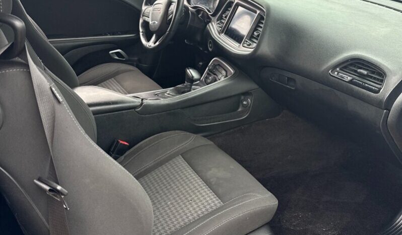 
								2017 Dodge Challenger SXT Plus full									
