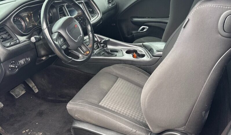 
								2017 Dodge Challenger SXT Plus full									