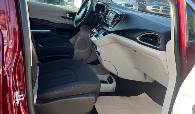 
								2017 Chrysler Pacifica LX full									