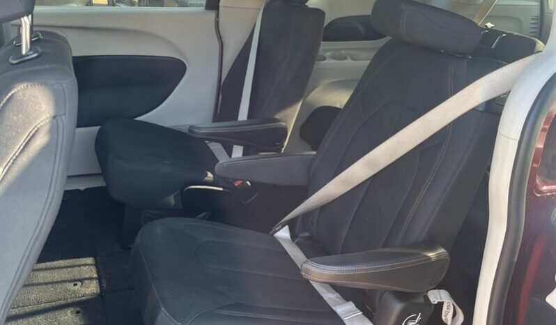 
								2017 Chrysler Pacifica LX full									