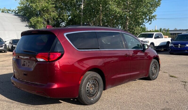 
								2017 Chrysler Pacifica LX full									