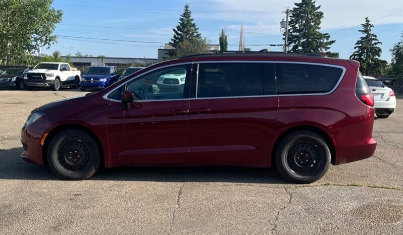 
								2017 Chrysler Pacifica LX full									