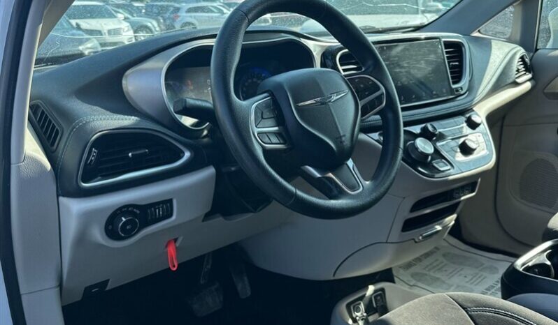 
								2021 Chrysler Pacifica Touring full									