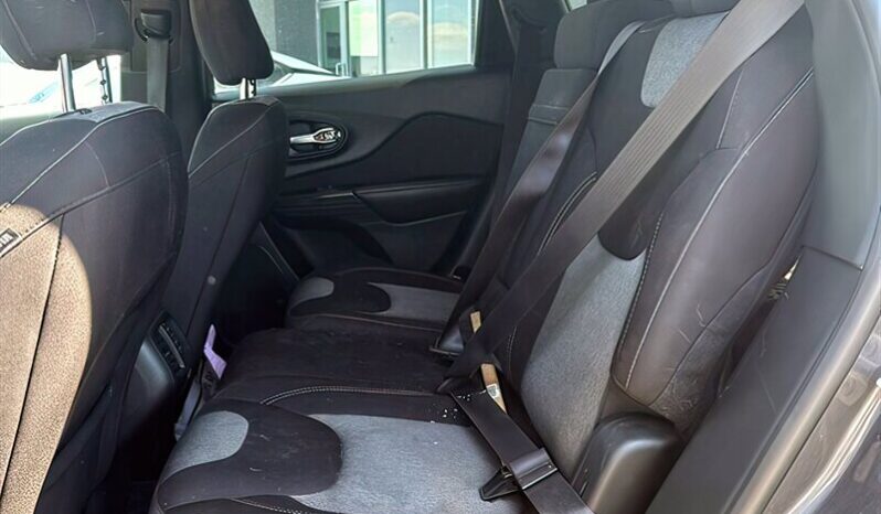 
								2016 Jeep Cherokee Sport Altitude full									