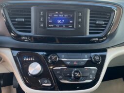 
										2017 Chrysler Pacifica LX full									