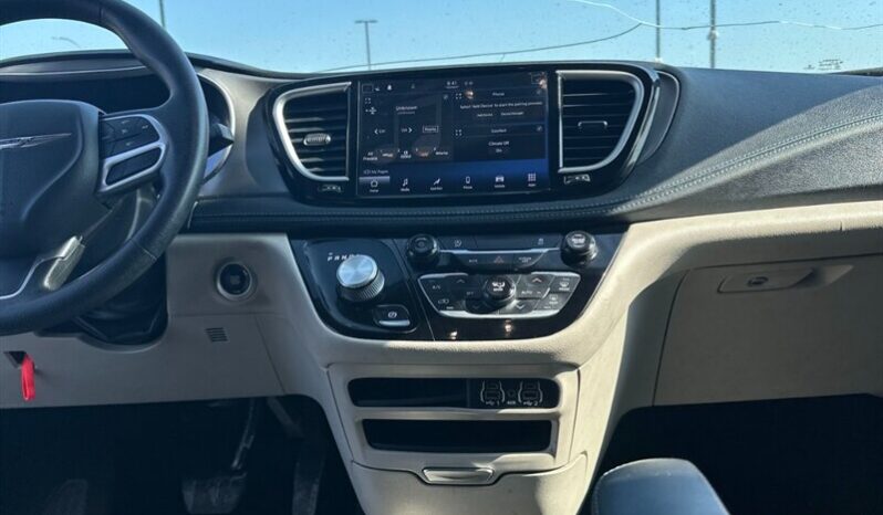 
								2021 Chrysler Pacifica Touring full									