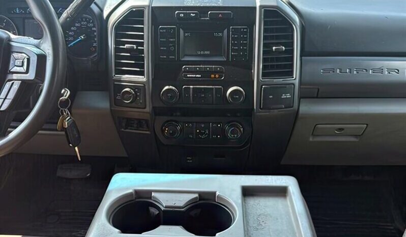 
								2019 Ford F-350 Super Duty XLT full									