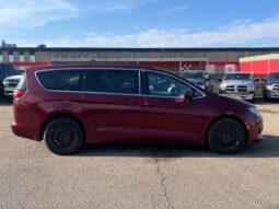 
										2017 Chrysler Pacifica LX full									