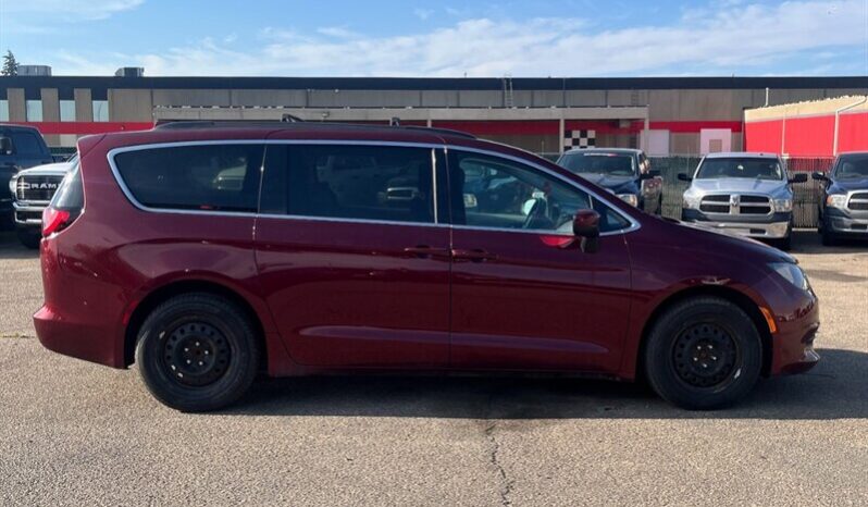 
								2017 Chrysler Pacifica LX full									