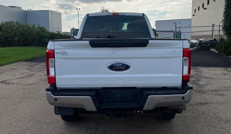 
								2017 Ford F-350 Super Duty XLT full									