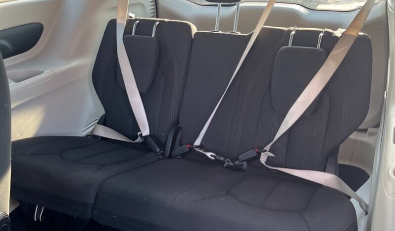 
								2017 Chrysler Pacifica LX full									