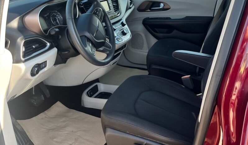 
								2017 Chrysler Pacifica LX full									