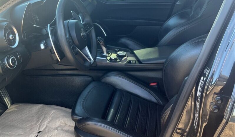 
								2017 Alfa Romeo Giulia Ti full									