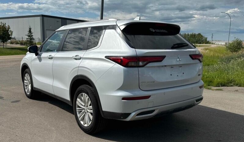 
								2024 Mitsubishi Outlander LE full									