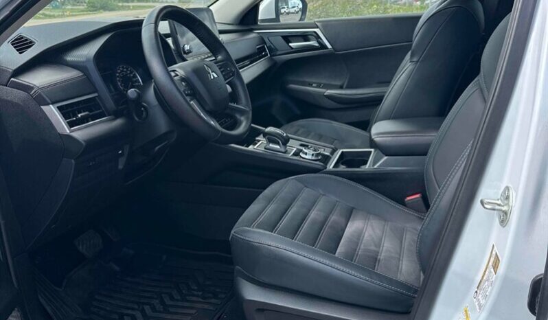 
								2024 Mitsubishi Outlander LE full									