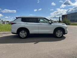 
										2024 Mitsubishi Outlander LE full									