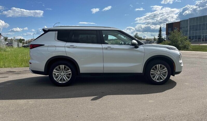 
								2024 Mitsubishi Outlander LE full									