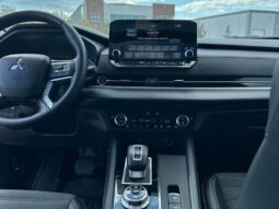 
										2024 Mitsubishi Outlander LE full									