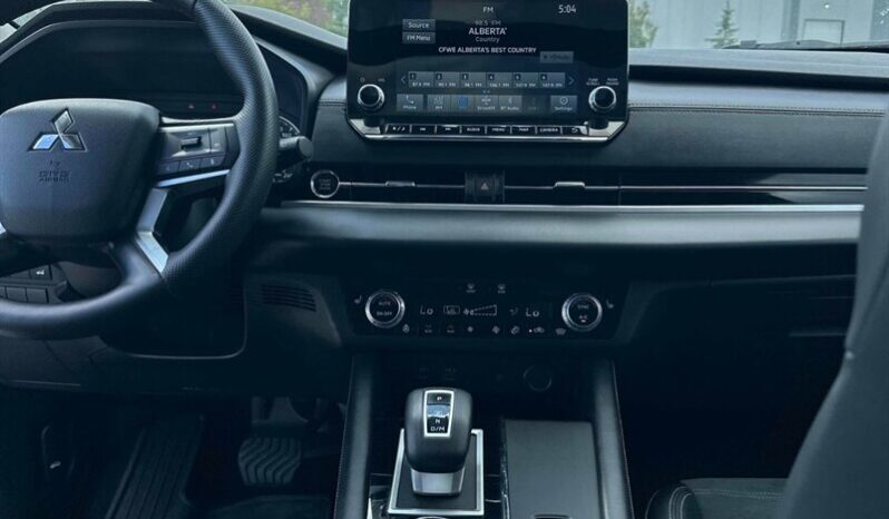 
								2024 Mitsubishi Outlander LE full									
