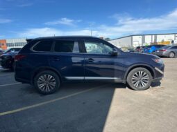 
										2020 Mitsubishi Outlander ES full									