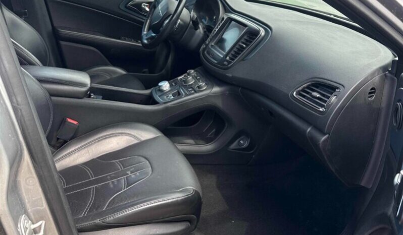 
								2016 Chrysler 200 S full									