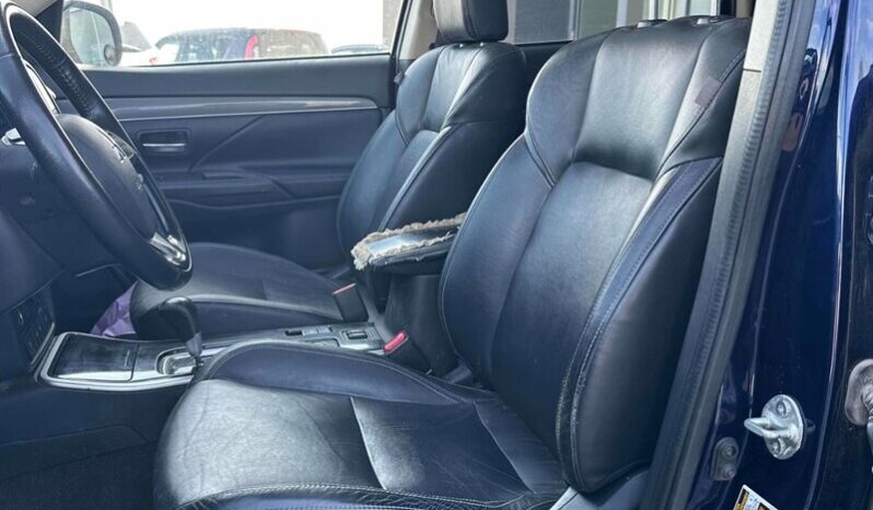 
								2020 Mitsubishi Outlander ES full									