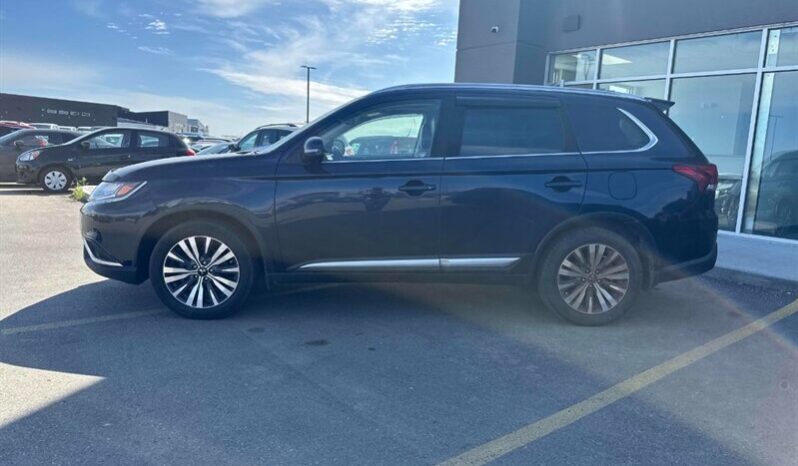 
								2020 Mitsubishi Outlander ES full									