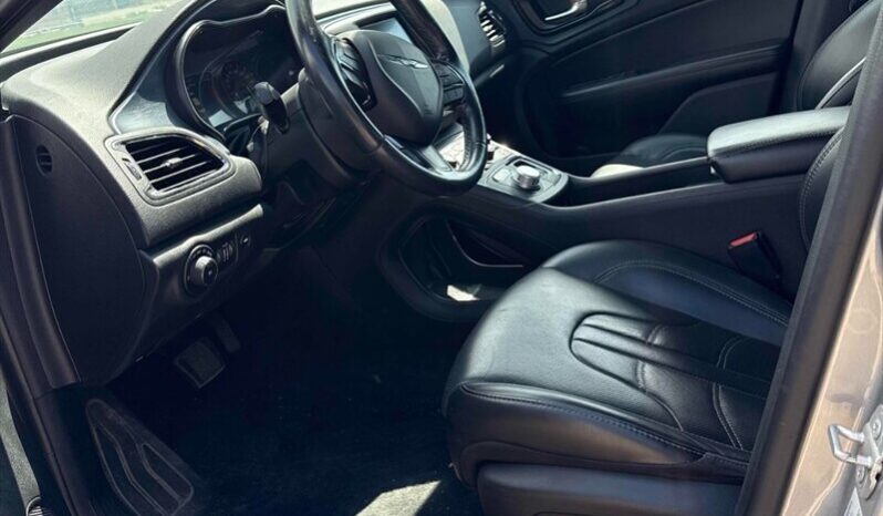 
								2016 Chrysler 200 S full									