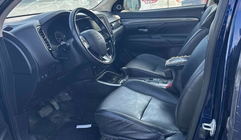 
								2020 Mitsubishi Outlander ES full									