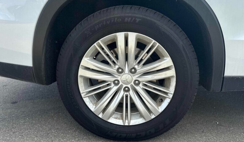
								2024 Mitsubishi Outlander LE full									