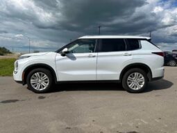 
										2024 Mitsubishi Outlander LE full									