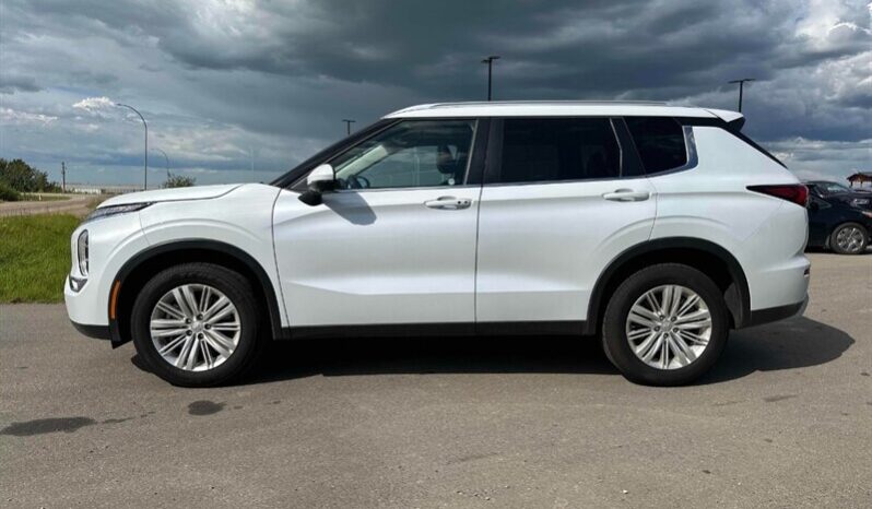 
								2024 Mitsubishi Outlander LE full									