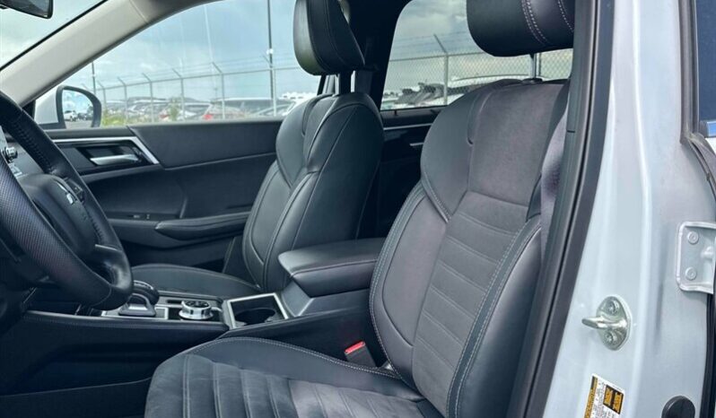 
								2024 Mitsubishi Outlander LE full									