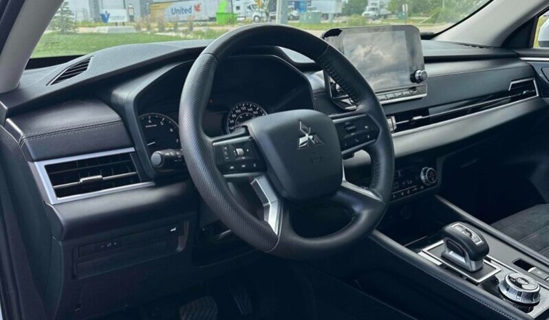 
								2024 Mitsubishi Outlander LE full									