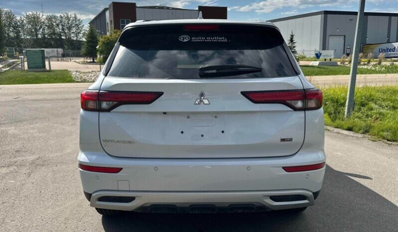 
								2024 Mitsubishi Outlander LE full									