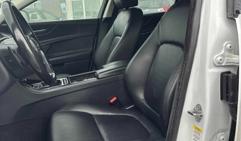 
								2018 Jaguar XE 25t Premium full									