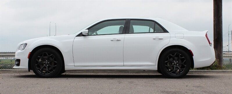 
								2023 Chrysler 300 Series S full									