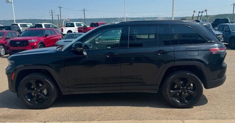 
								2023 Jeep Grand Cherokee Limited Black Pack full									