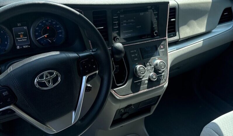 
								2020 Toyota Sienna LE 8-Passenger full									