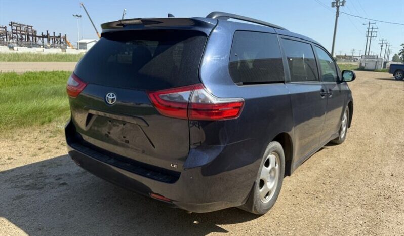 
								2020 Toyota Sienna LE 8-Passenger full									