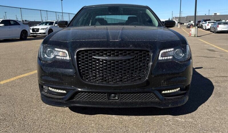 
								2023 Chrysler 300 Series Touring L full									