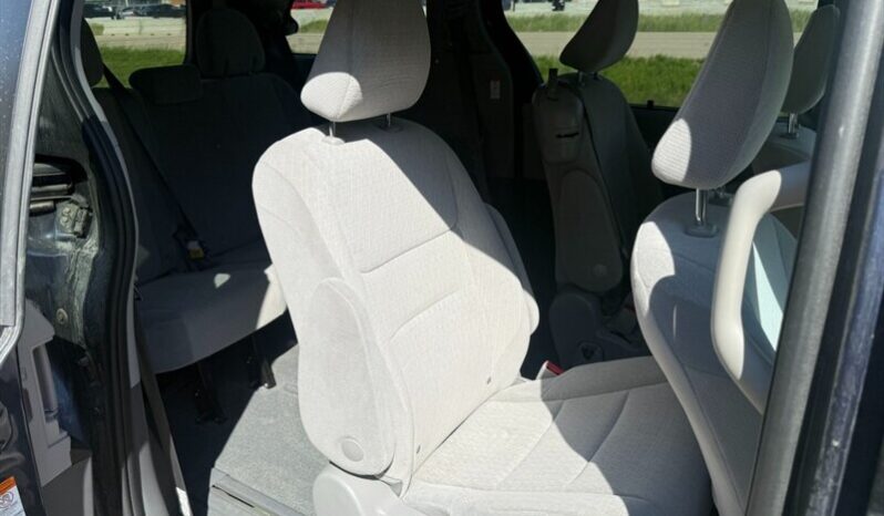 
								2020 Toyota Sienna LE 8-Passenger full									