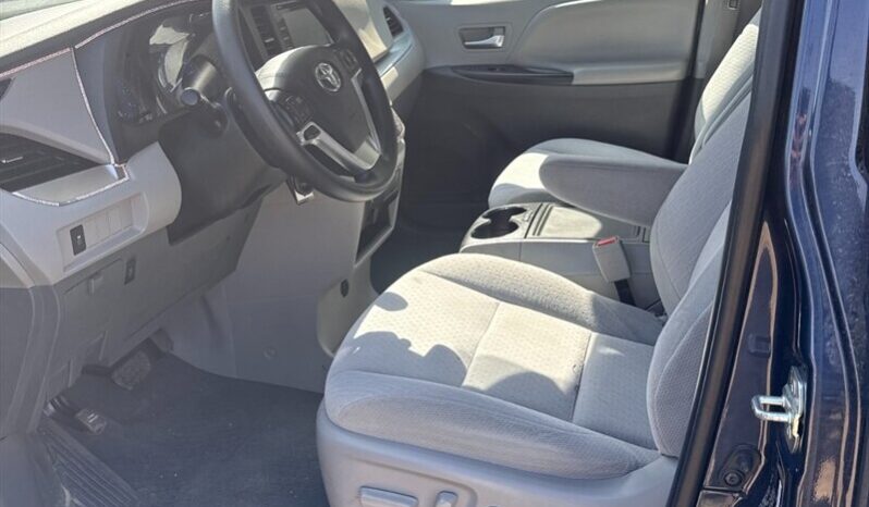 
								2020 Toyota Sienna LE 8-Passenger full									