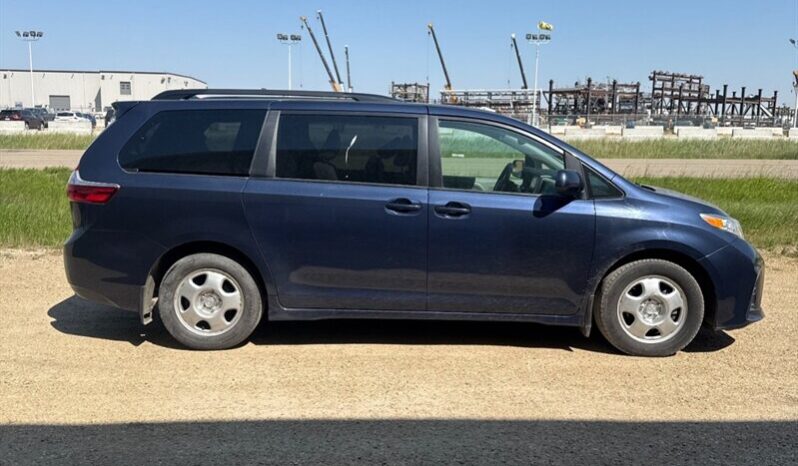 
								2020 Toyota Sienna LE 8-Passenger full									